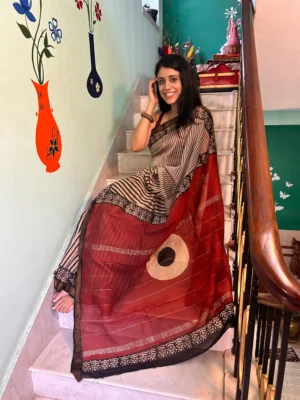 stunning striped maheshwari silk cotton saree | bold red & beige handloom weave with zari detail